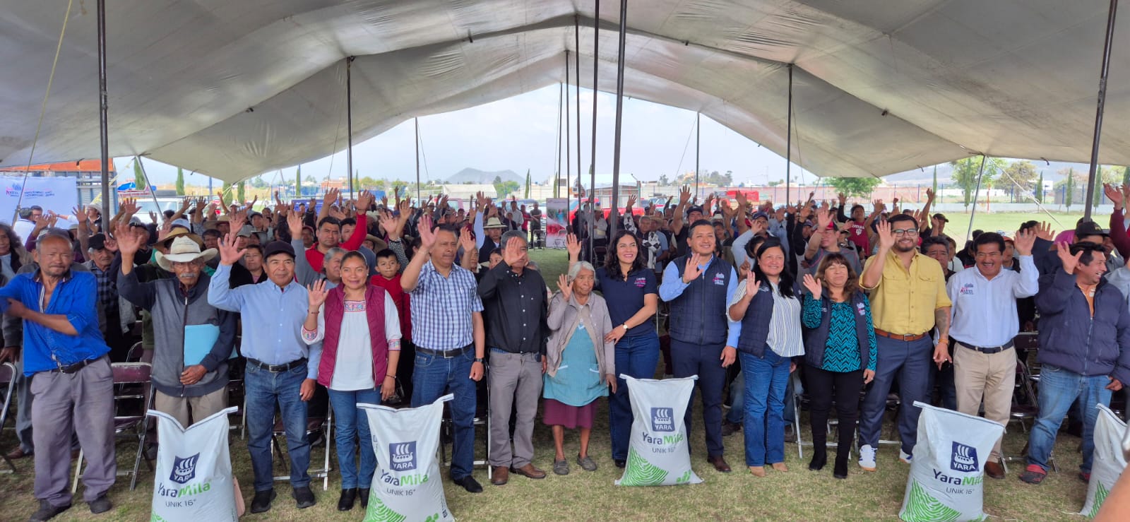 Entrega Guadalupe Cuautle fertilizantes a 400 familias productoras en Tehuiloyocan