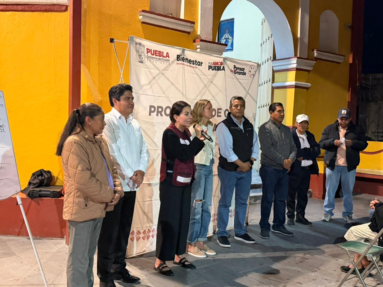 Vecinos de Tonantzintla avalan mejora de su centro comunitario en asamblea