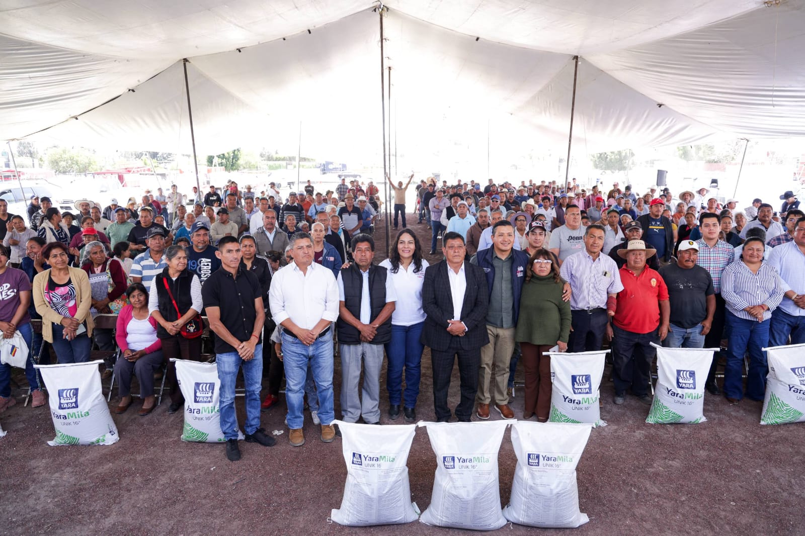 Lupita Cuautle encabeza segunda entrega de fertilizante a familias productoras