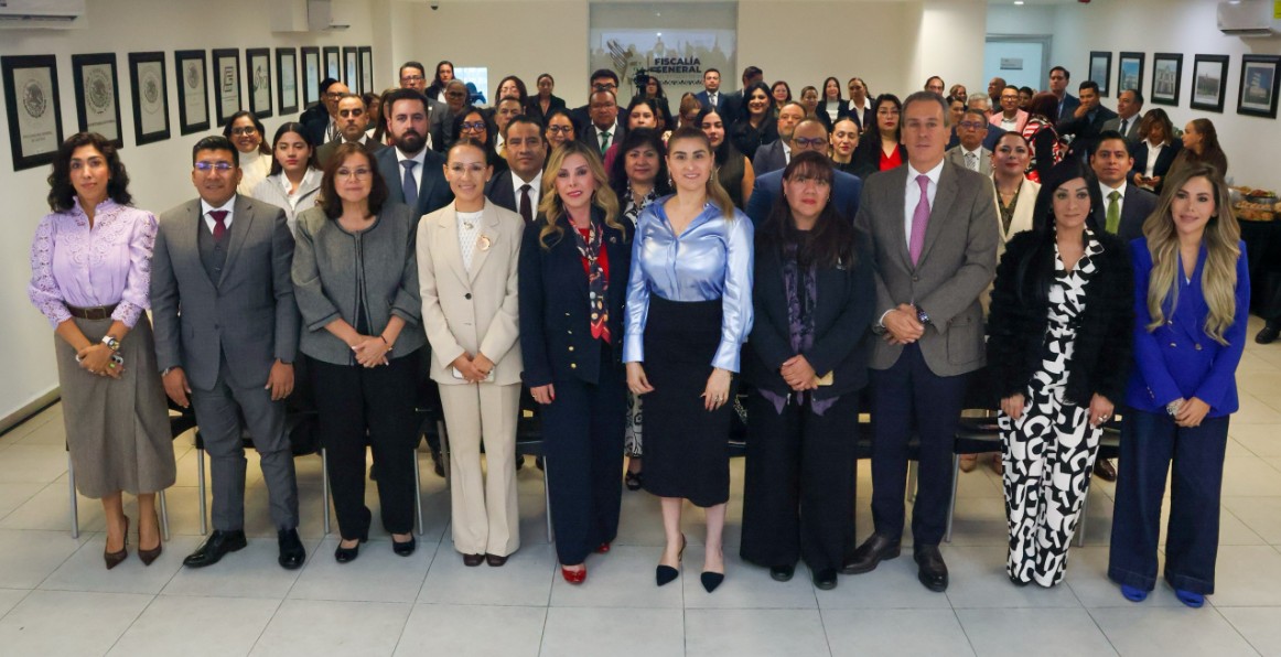 Marisela Morales e Idamis Pastor durante conferencia en Puebla.