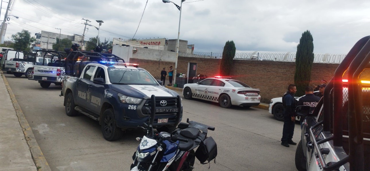 Patrullas y camión asegurado durante operativo en Cuautlancingo.