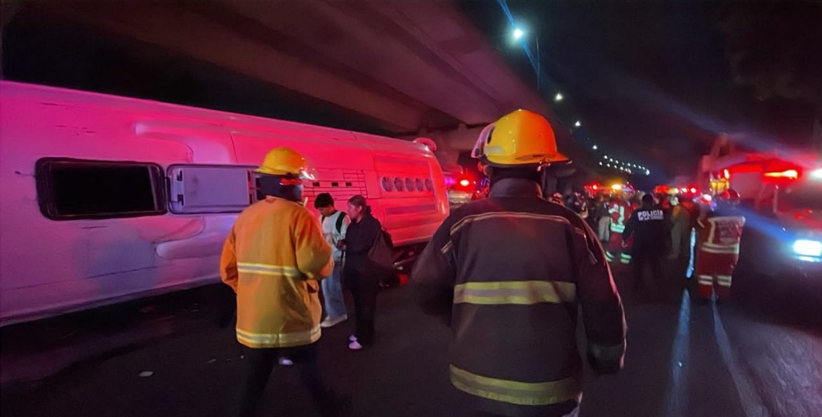 Autobús escolar accidentado en la autopista México-Puebla.