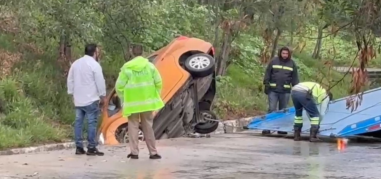Automóvil volcado junto al Periférico Ecológico de Puebla