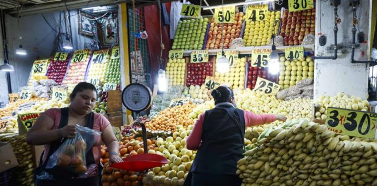 Persona comprando productos en un supermercado de México