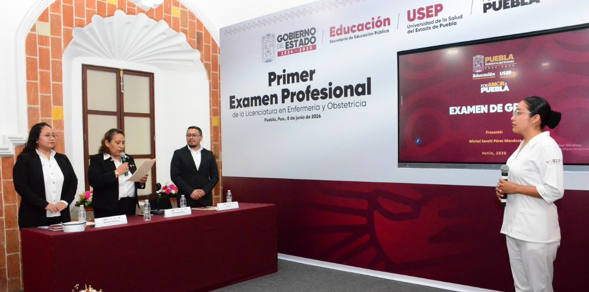 Primera egresada titulada de la USEP durante examen profesional.
