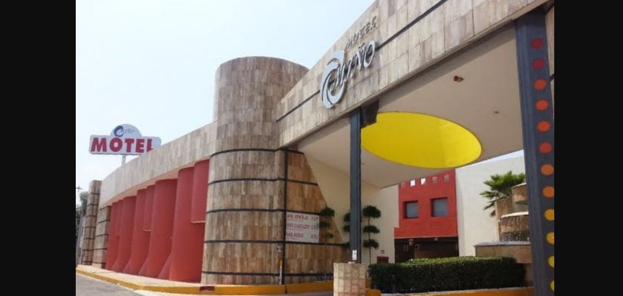 Patrullas y autoridades afuera de un motel en Puebla.