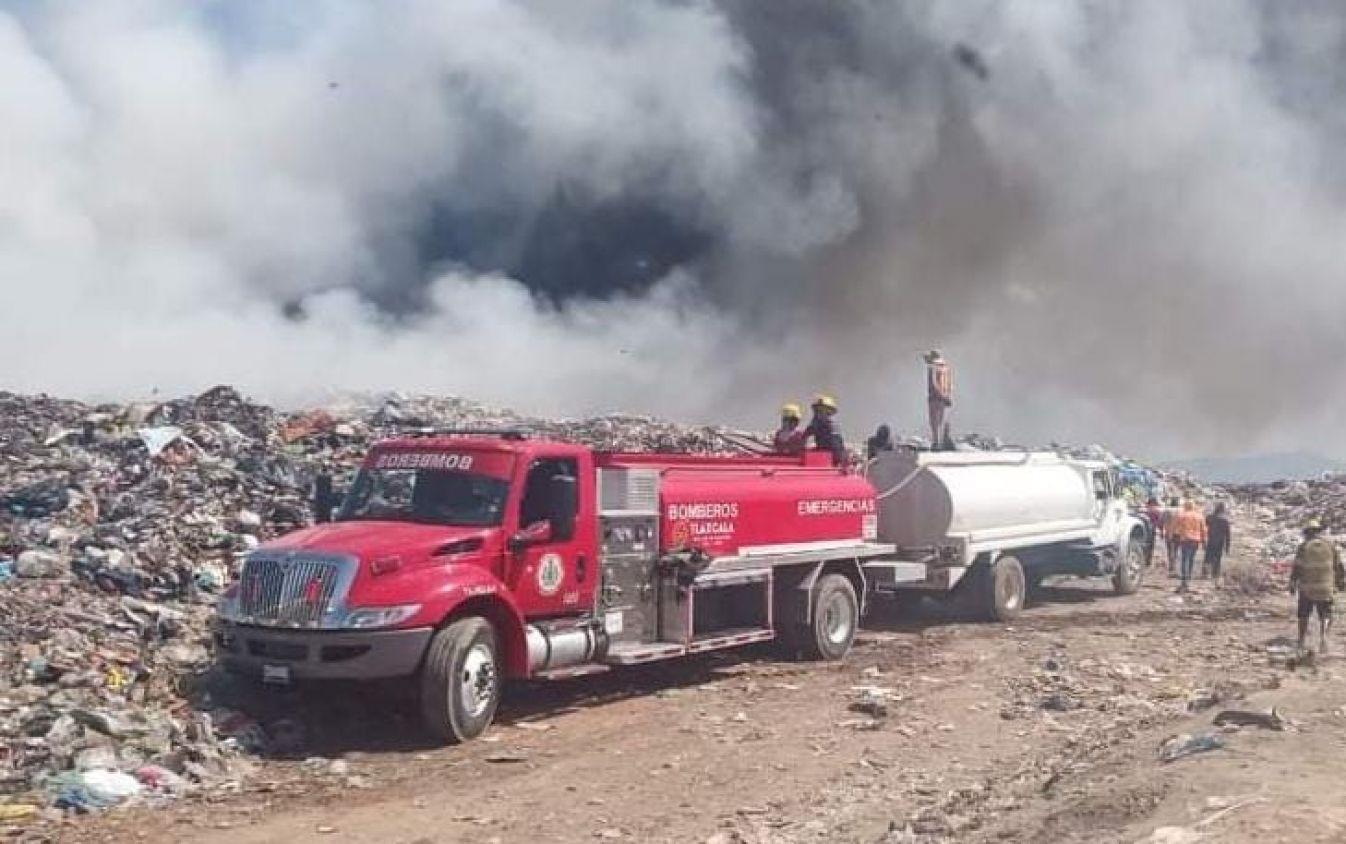 Arrecia incendio en relleno sanitario de Atlangatepec; se movilizan autoridades