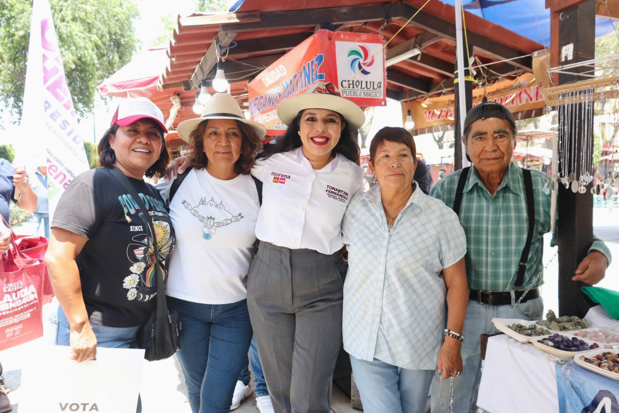 Tonantzin Fernández reafirma compromiso con comerciantes durante recorrido en el Zócalo de San Pedro Cholula