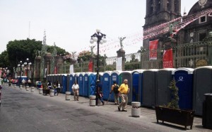 Interviene Canaco para el retiro de baños portátiles en Catedral