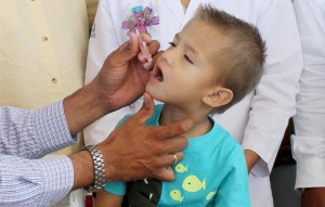 Vacunación en contra la polio a niños