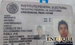 Credenciales de elector vencidas. Foto de Carlos Muñoz.