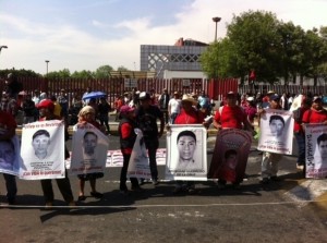 marcha por normalistas ayotzinapa