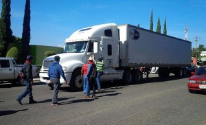 Maestros toman camiones en crucero del aeropuerto en Oaxaca