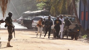 Al menos tres muertos en toma de rehenes en un hotel de Mali
