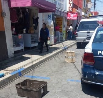 Autoridades municipales retiran objetos para apartados en calles cholultecas para garantizar libre circulación vehicular