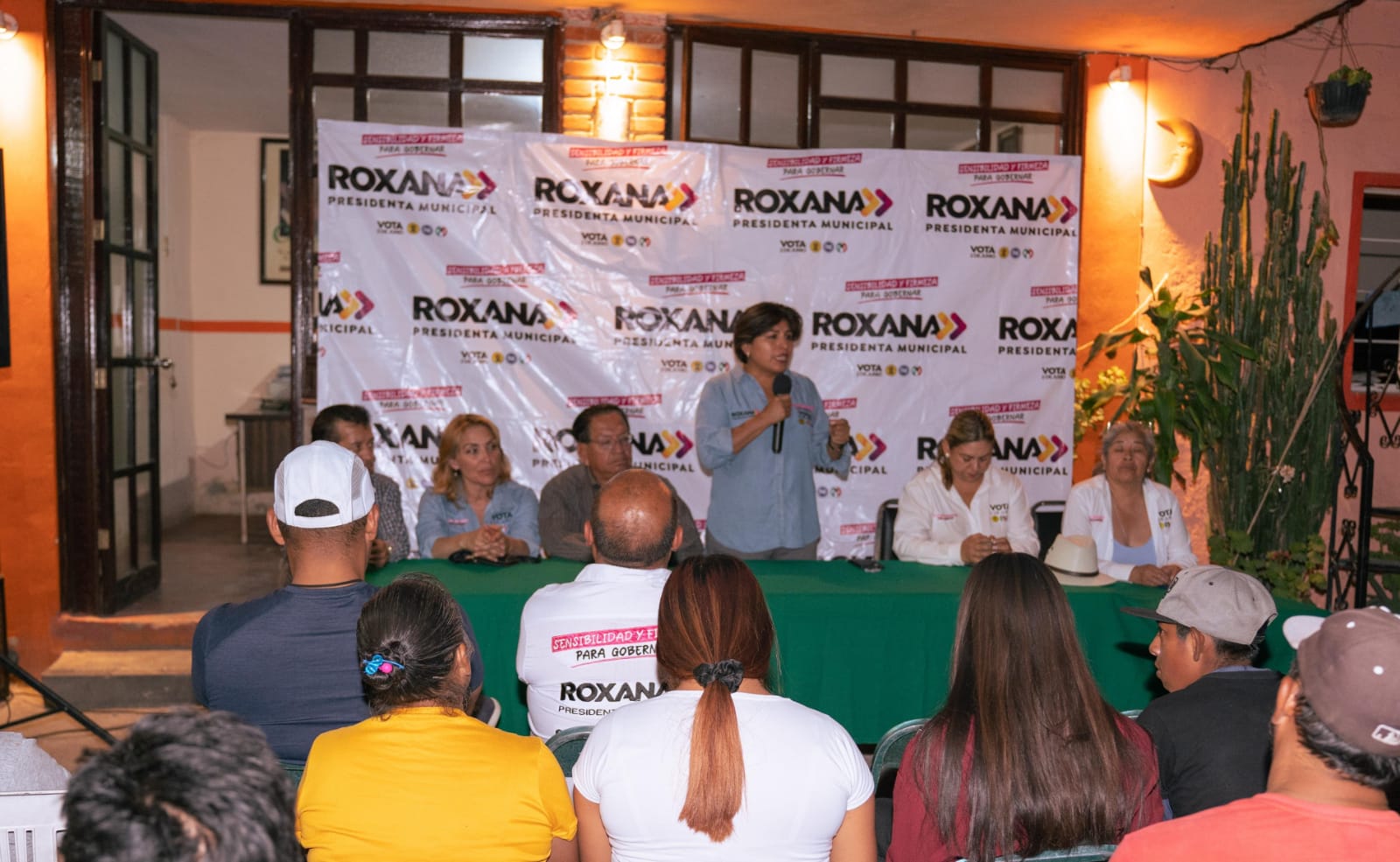 Roxana Luna inicia su jornada de campaña en el Mercado Cosme del Razo