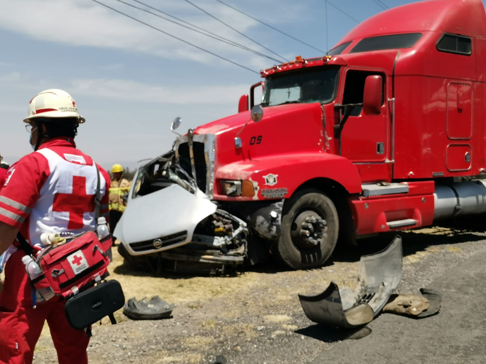 Tráiler embiste vehículo compacto en Calpulalpan; una mujer pierde la vida prensada