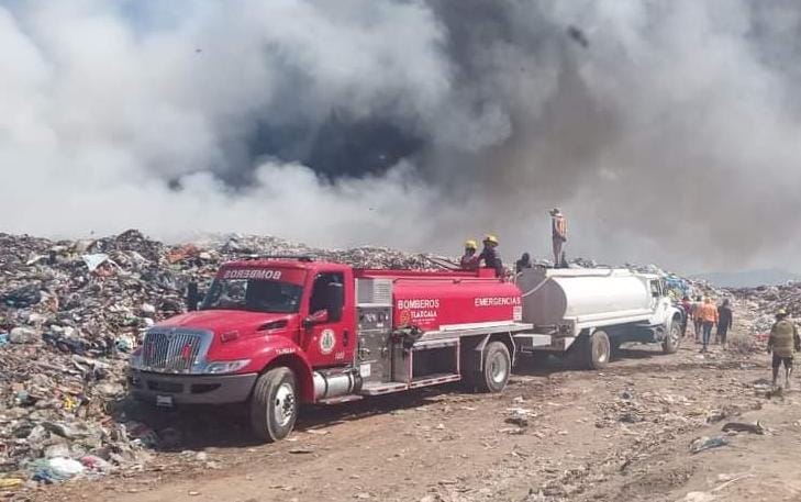 Arrecia incendio en relleno sanitario de Atlangatepec; se movilizan autoridades