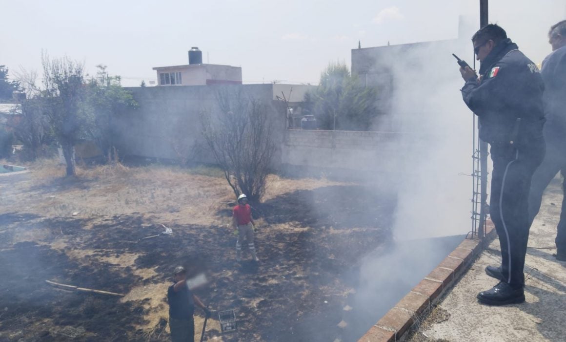 Sofoca PC y Bomberos de Huamantla quema de basura en lote baldío