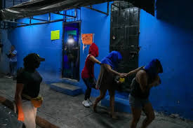 Rescatan a 27 mujeres víctimas de trata en Cancún