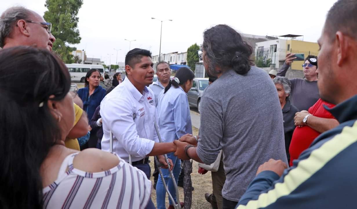Omar Muñoz de Morena denuncia abandono en fraccionamiento Galaxia Almecatla