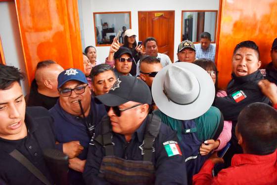 Pobladores de San Felipe Cuauhtenco se manifestaron en la presidencia municipal de Contla de Juan Cuamatzi, para exigir la ratificación de Margarito Juárez Cruz, como nuevo presidente de comunidad electo por usos y costumbres, tras movilización grupo de choque encapuchados despojaron de mantas a los pobladores y evitaron seguir con el despliegue.  Los pobladores de la Sección Quinta de San Felipe Cuauhtenco, se manifestaron en esta alcaldía para exigir la ratificación y reconocimiento de Margarito Juárez Cruz como nuevo presidente de comunidad electo por usos y costumbres el pasado 21 de enero y la destitución inmediata de Crisóforo Cuamatzi, por supuesta división de la ciudadanía de esta comunidad.  Esta manifestación se tornó tensa, en el momento que los pobladores fueron limitados por los policías municipales al tratar de ingresar la presidencia y después al despacho del alcalde.  Asimismo, denunciaron que un grupo de encapuchados quienes al parecer son gente del alcalde, les arrebataron a los pobladores mantas, lonas y audio que utilizaban en esta manifestación para mostrar su descontento, lo que llevó a actos de violencia y un clima tenso dentro y fuera de la alcaldía.  Pasado el mediodía, las autoridades municipales y los inconformes, realizaron una mesa de diálogo para tratar de firmar algunos acuerdos.