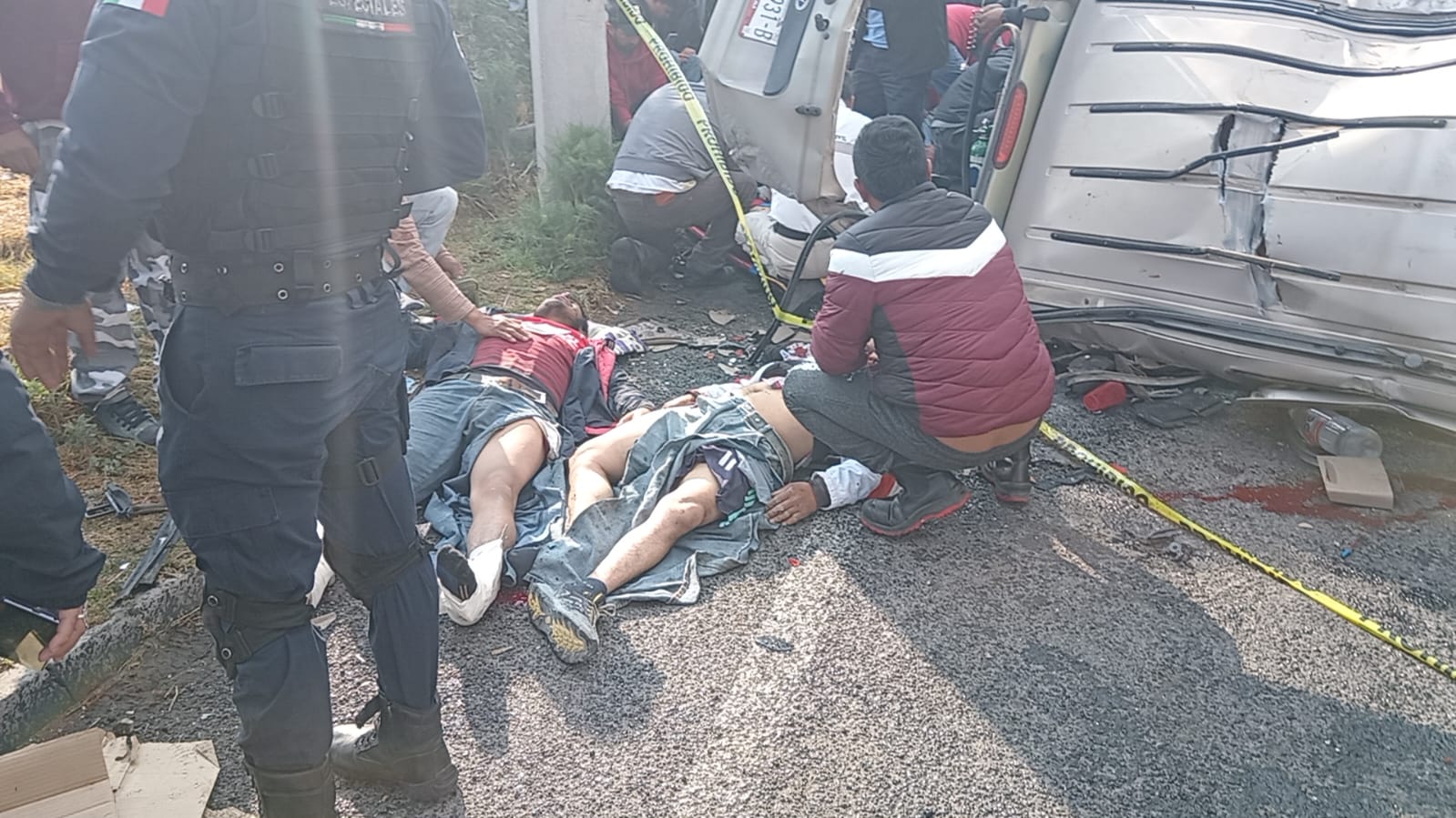 Pierden la vida dos trabajadores de la construcción tras en su camioneta de un puente vehicular, en Xaloztoc