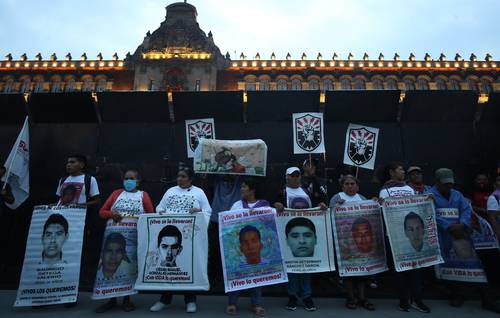 Padres y madres de los 43 Ayotzinapa piden reunión con AMLO antesde las elecciones 