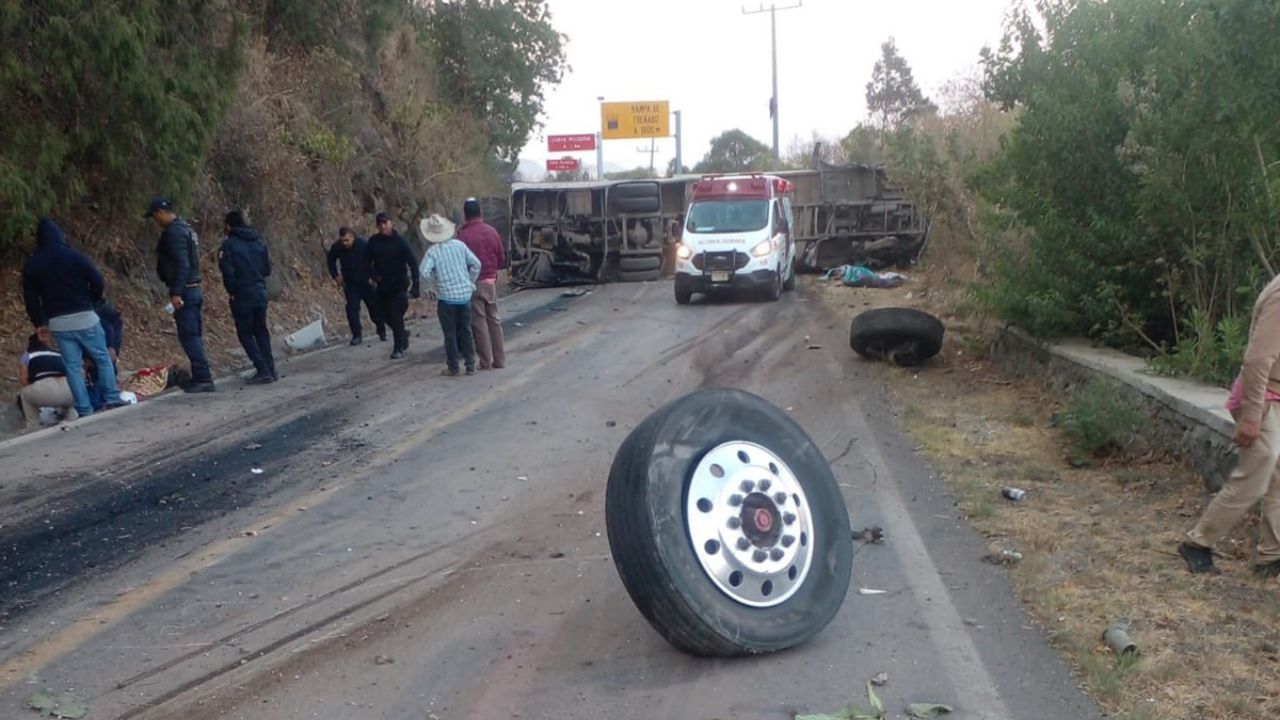 Accidente de autobús deja 18 personas muertas 