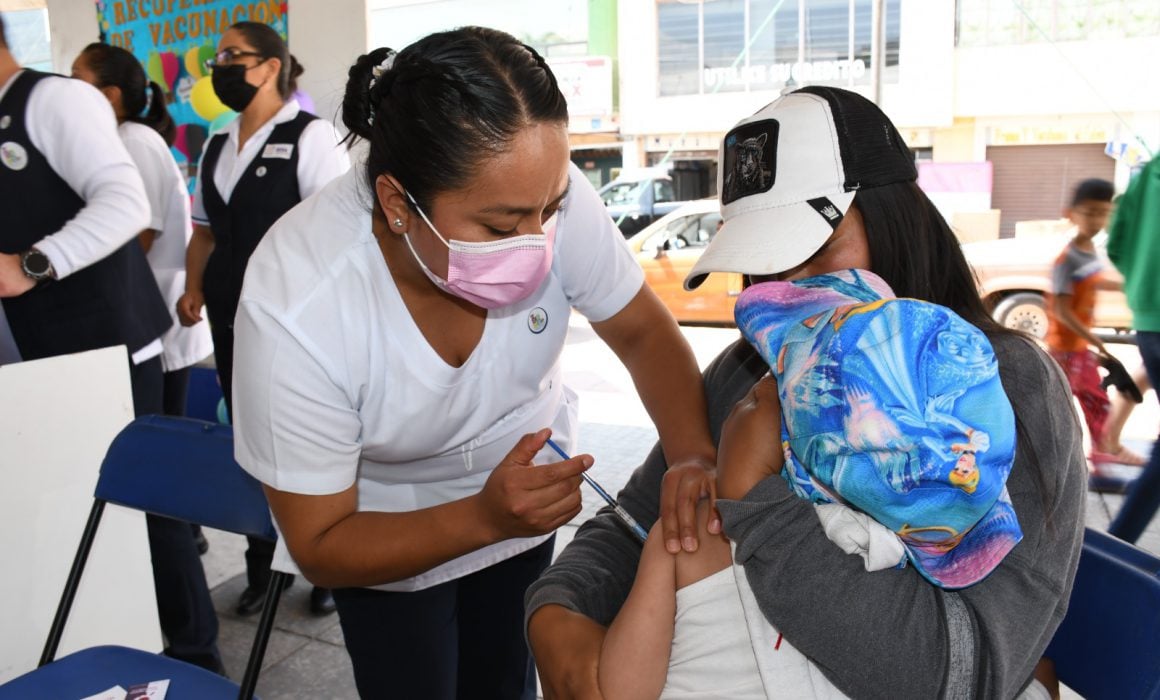Llevan vacunas contra sarampión, rubéola y poliomielitis a escuelas