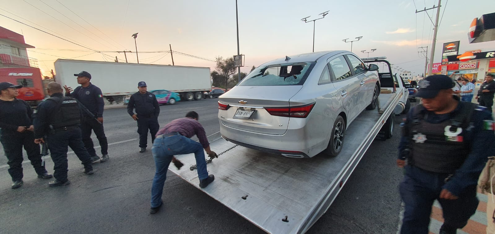Conductores de Plataformas detienen a presuntos defraudadores, en Tlaltelulco