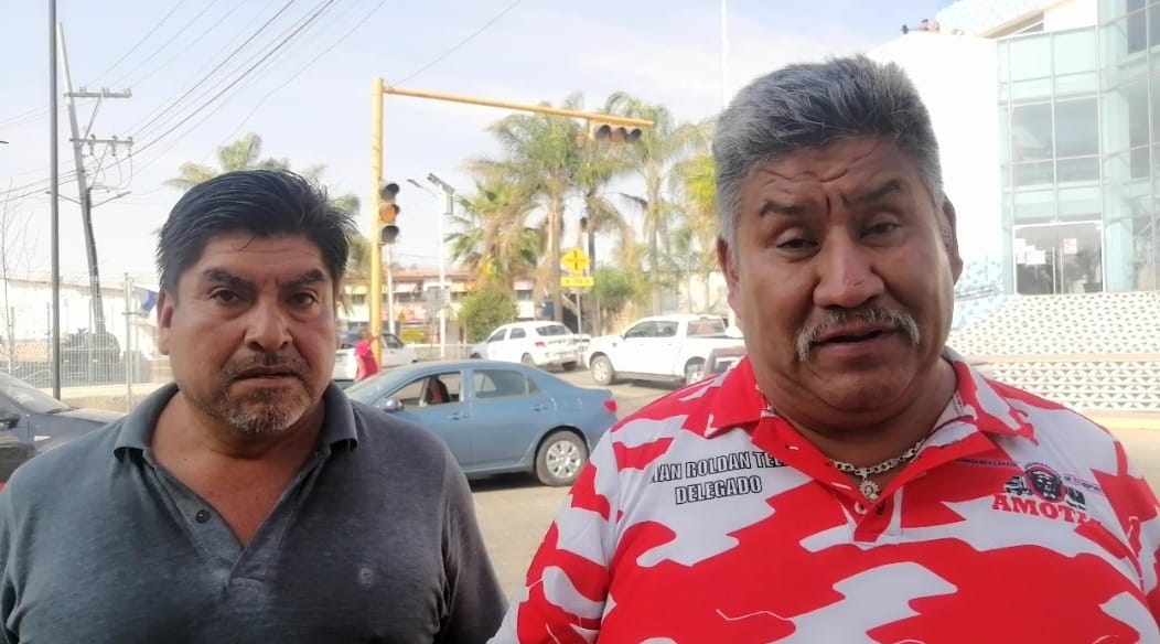Transportistas bloquean avenida México-Puebla de Cuautlancingo en protesta por acciones de agentes de tránsito