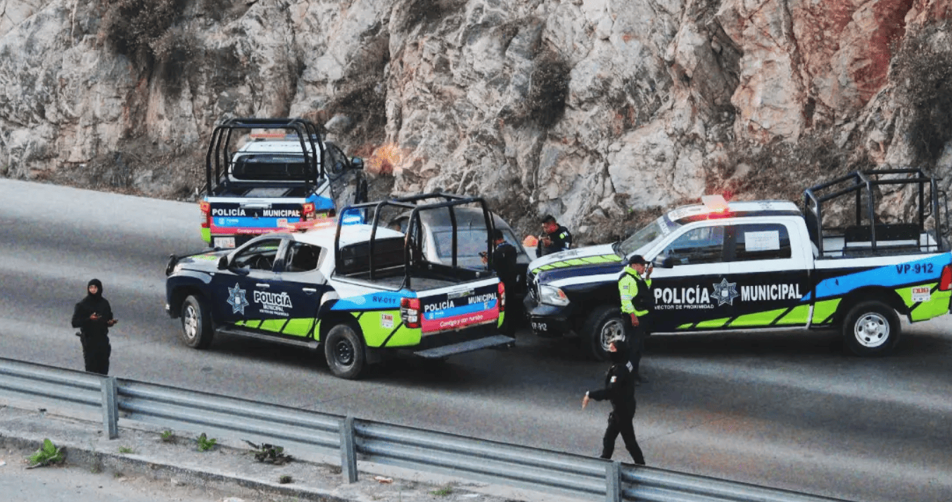 Hallan restos humanos en auto abandonado en Periférico Ecológico 