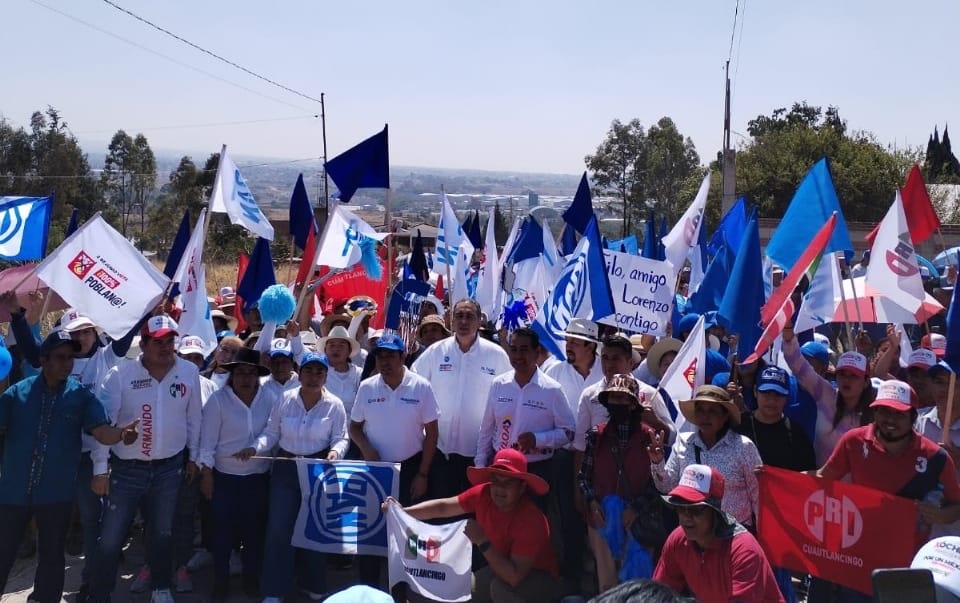 Humberto Aguilar “El Tigre” y Filomeno Sarmiento caminan en calles de San Lorenzo Almecatla