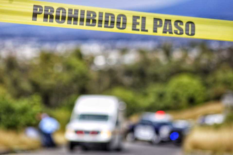 Encuentran restos humanos en la carretera Iguala-Taxco junto a mensajes en cartón