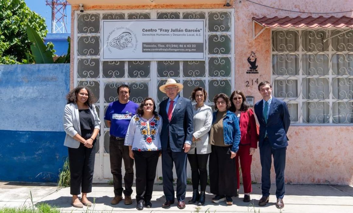 Se reúne Ken Salazar con integrantes del Centro Fray Julián Garcés