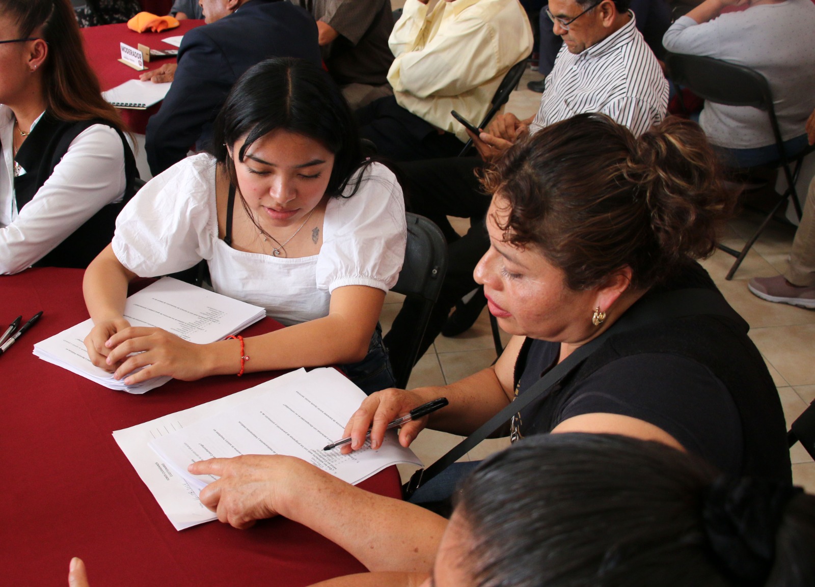 Su objetivo es llevar el progreso a otro nivel y hacer que el municipio sea el número uno en la solución de problemas   Los foros sentarán el precedente para que se realicen en cada cambio de administración   Cuautlancingo, Pue. "El centro de cada acción que llevamos a cabo los servidores públicos es el pueblo y no le podemos fallar; por eso es que estamos realizando este ejercicio que es histórico para las inspectorías y juntas auxiliares de Cuautlancingo", refirió Omar Muñoz, alcalde electo de la demarcación, en el marco del segundo foro ciudadano realizado en Sanctorum.  Sostuvo que los habitantes son quienes tienen la experiencia de la problemática que los aqueja y por ello las soluciones deben emanar de ellos "estamos reflejando los sentimientos del pueblo, lo estamos escuchando porque, aunque entramos hasta el 15 de octubre, estamos generando un diagnóstico que servirá como base para el Plan Municipal de Desarrollo, tomando en cuenta a cada persona de la comunidad. Nos va a ayudar a priorizar las obras, proyectos y políticas públicas que vamos a implementar para todos los ciudadanos a quienes les tengo un cariño muy especial porque levantaron la mano para reivindicar un proyecto nuevo para la comunidad".  El virtual presidente municipal remarcó que la confianza debe ser recíproca entre sociedad y gobierno y que su objetivo es llevar el progreso a otro nivel, por ello la importancia de oír a la gente, "las juntas auxiliares e inspectorías han sido abandonadas, castigadas e ignoradas durante muchos años por varias administraciones, cuando quienes las habitan debían ser gobernados de manera justa".   Enfatizó que va a gobernar no sólo para quien votó por él y que su gestión va a servir para que quien tiene dudas sobre la cuarta transformación, se convenza de que la sinergia entre el pueblo y los mandatarios es la única vía para darle solución a la problemática social, "antes no se realizaban este tipo de proyectos porque el centro del poder eran los gobernantes, pero el presidente López Obrador nos enseñó en Morena con su legado, que las decisiones las deben tomar los ciudadanos a través de estas consultas".  Refirió que en su equipo cuenta con un grupo de especialistas que lo ayudarán e encaminar la ruta para poder dar respuesta a todo lo que aqueja a Cuautlancingo "el reto que tenemos por delante durante tres años va a ser histórico, hay expectativas muy altas y lo que buscamos lograr es plasmar las bases del cambio y la transformación para nuestra comunidad".  "Tenemos que ser ejemplo número uno en la solución a los principales problemas que tenemos en la comunidad, que son la inseguridad, el derecho al acceso al agua potable, la falta de infraestructura y de servicios básicos; lo haremos en conjunto con el gobierno del estado y el de la República, que serán encabezados por Alejandro Armenta y Claudia Sheinbaum".  Omar Muñoz, puntualizó que los foros sentarán el precedente para que en cada cambio de administración se realicen "desde hoy lo exigimos y esperamos que las futuras generaciones lo hagan también", finalizó.