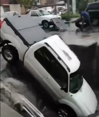 Camioneta cae en socavón en Ecatepec a causa de fuertes lluvias