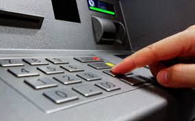 Seis bancos en México eliminan comisiones por retiro y consulta en cajeros