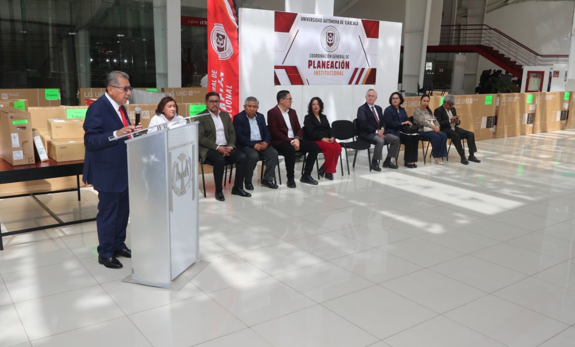 Entrega UATX equipo tecnológico a la comunidad universitaria