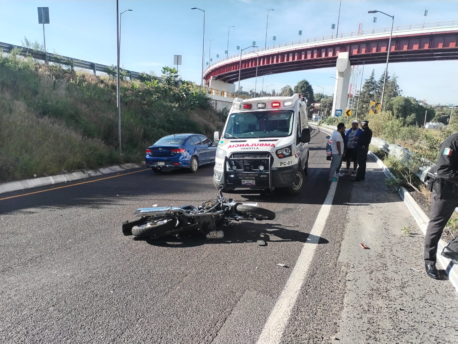Motociclista sufre grave accidente en el Distribuidor Vial El Molinito