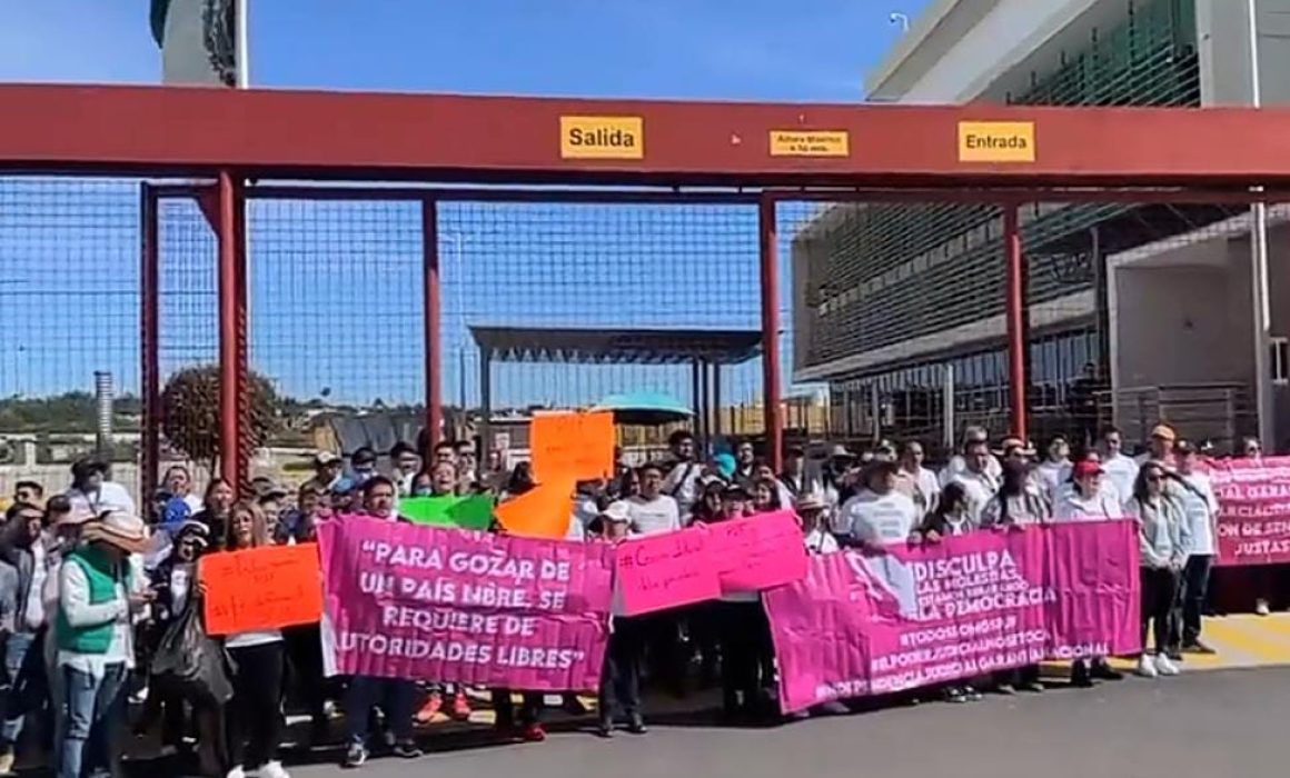 Protestan trabajadores del Poder Judicial; bloquean Libramiento Apizaco
