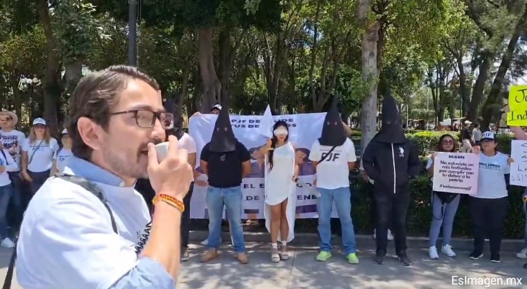 Trabajadores del PJF en Puebla protestan contra la reforma impulsada por AMLO hoy en Plaza de la Concordia