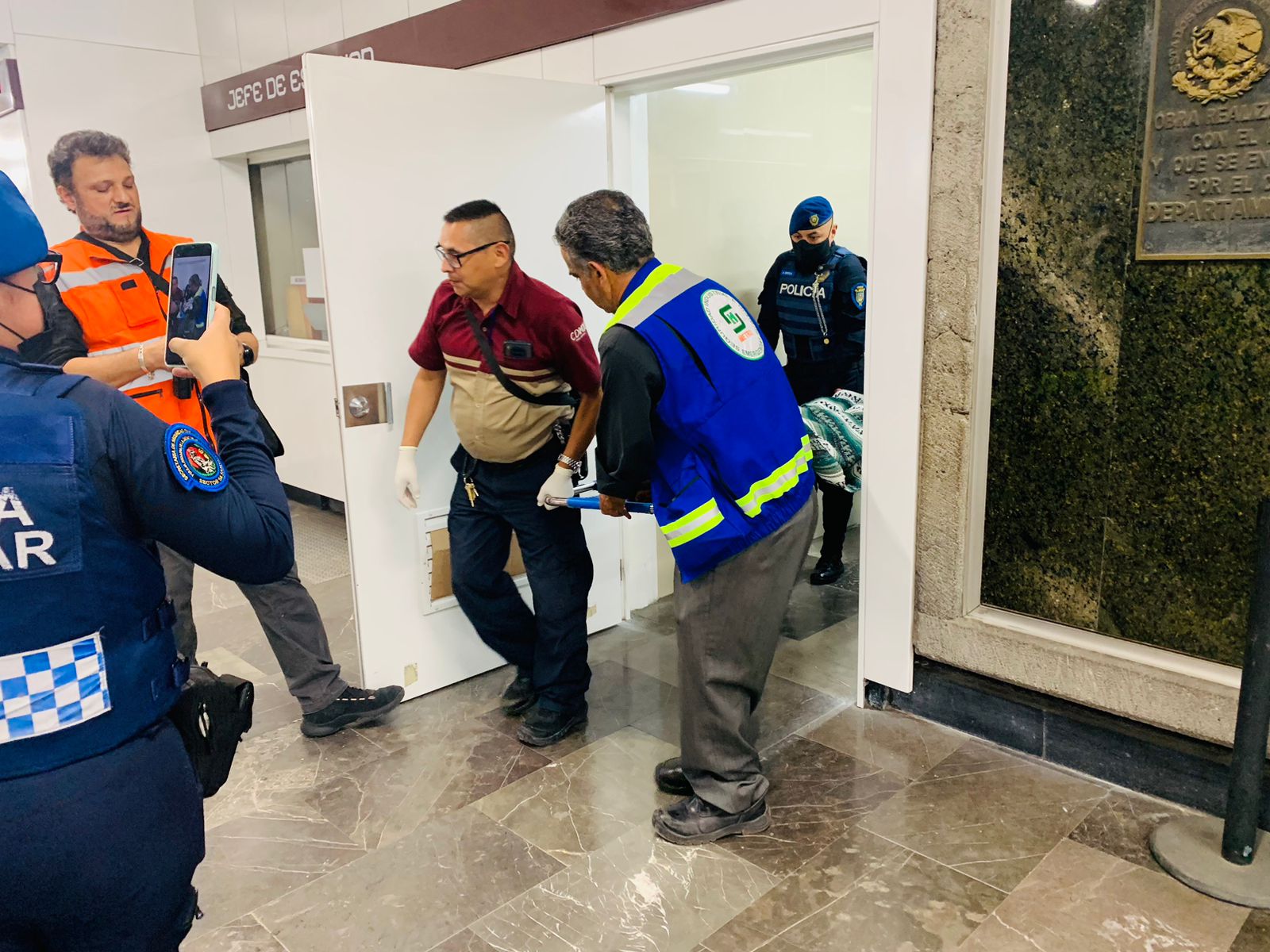 Policías del metro en CDMX asisten a mujer en parto en la estación Pantitlán