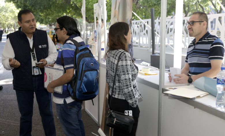 Centenares de buscadores de empleo participan en la feria del empleo en el Parque Juárez