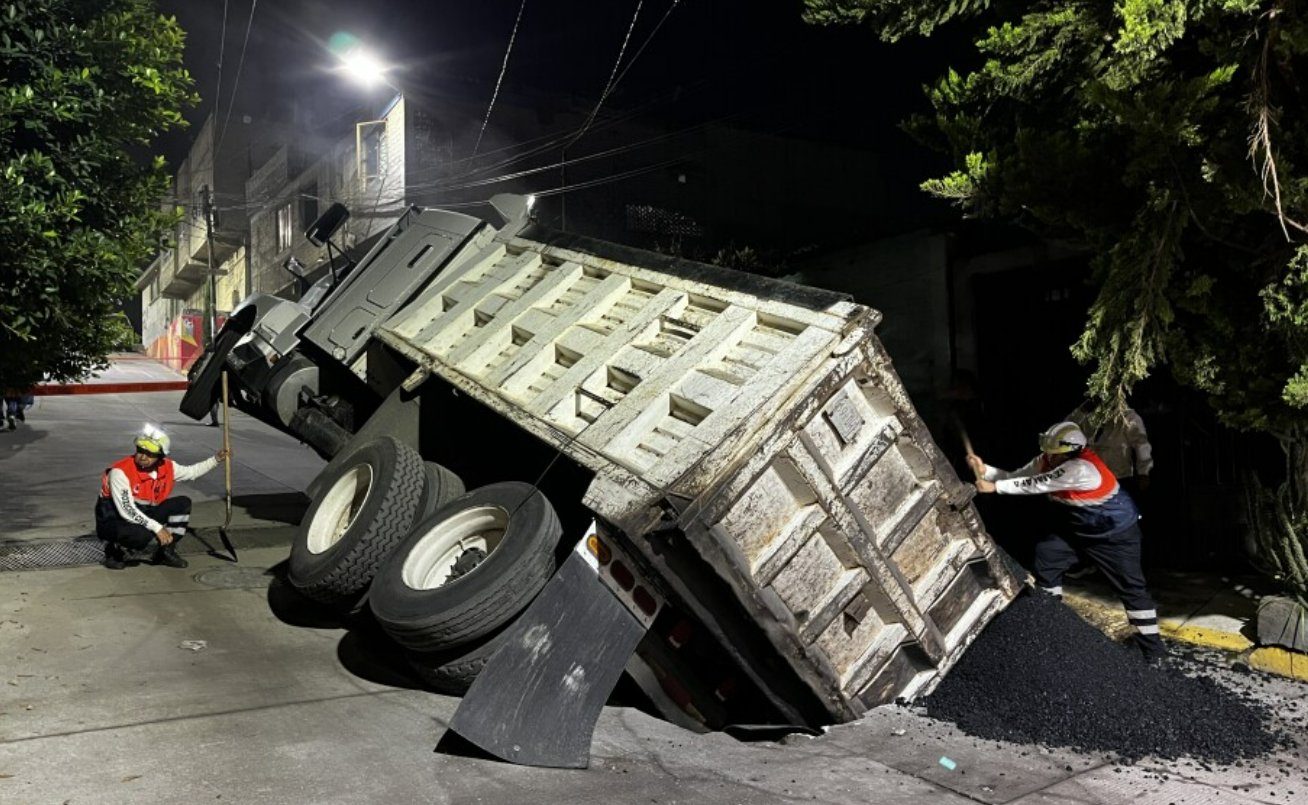 Camión de carga y pipa de agua caen en socavones 