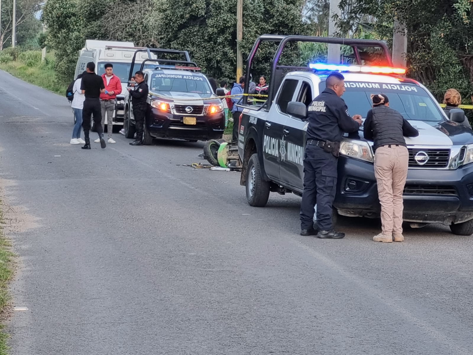 Hermanos sufren accidente de motocicleta en Xaltocan, uno de 14 años murió en el lugar