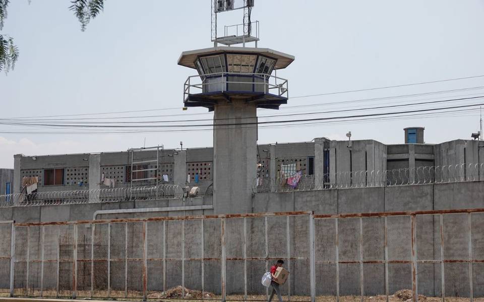 Arrestan a enfermero del penal de Santa Martha Acatitla por venta de drogas