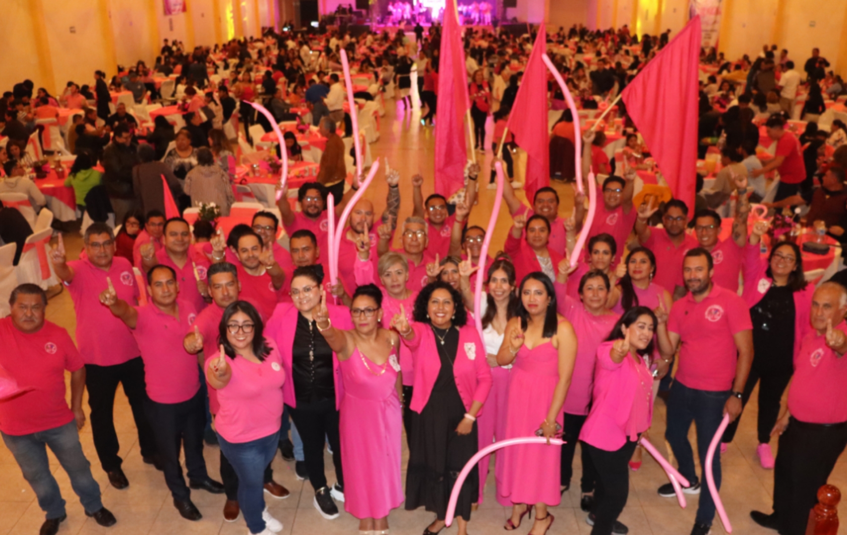 Acompañada por "Los Telez" culmina campaña de Luz María Flores   