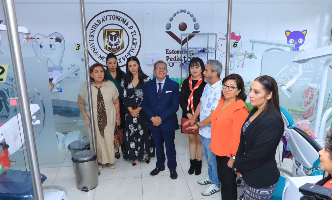 Inaugura rector de la UATx laboratorio de usos múltiples en Odontología